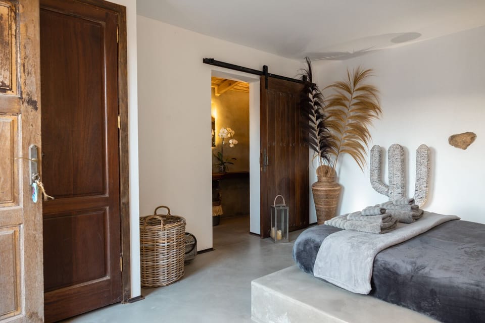 Deluxe Room, 1 Queen Bed | In-room safe, free WiFi, bed sheets