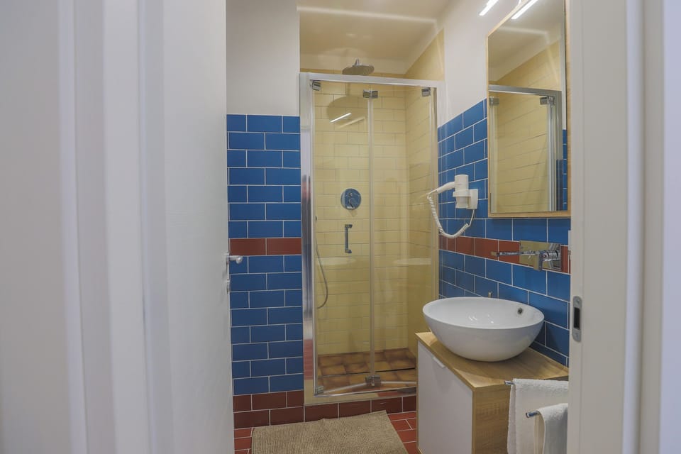 Standard Room | Bathroom | Shower, rainfall showerhead, free toiletries, hair dryer