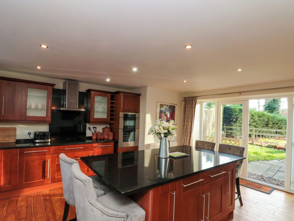 Cottage | Private kitchen | Fridge, electric kettle, toaster, cookware/dishes/utensils