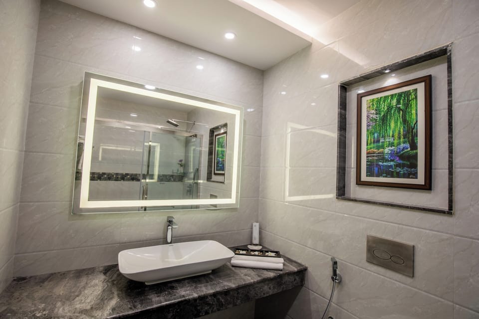 Premium Room | Bathroom | Separate tub and shower, free toiletries, hair dryer, slippers
