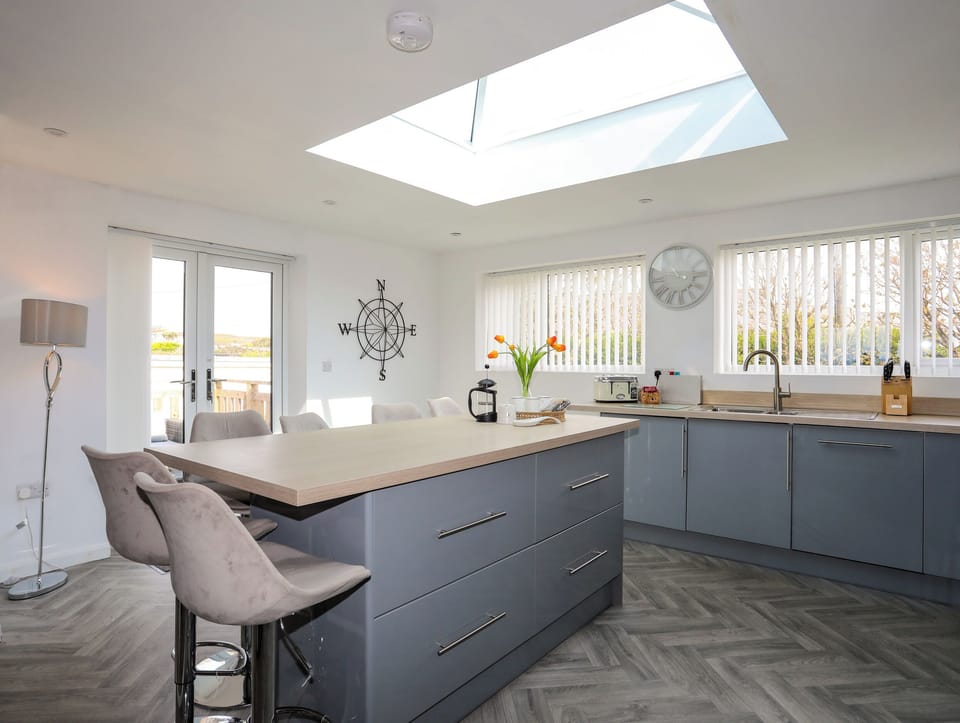 Cottage | Private kitchen | Fridge, dishwasher, electric kettle, toaster