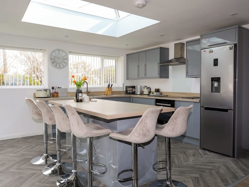 Cottage | Private kitchen | Fridge, dishwasher, electric kettle, toaster