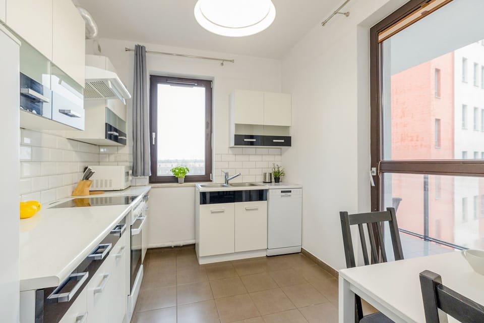 Deluxe Apartment | Private kitchen | Full-size fridge, microwave, oven, stovetop