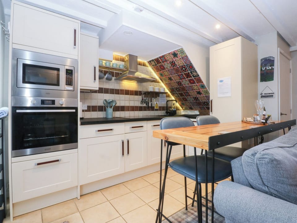 Cottage | Private kitchen | Fridge, dishwasher, cookware/dishes/utensils