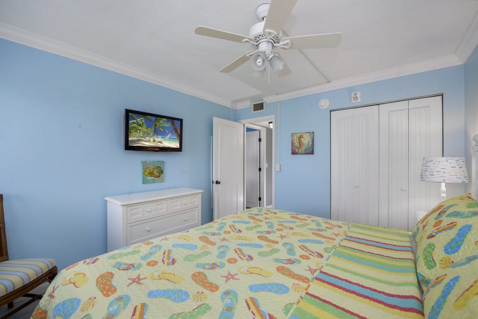 Guest bedroom- Can be converted to 2 twins upon request