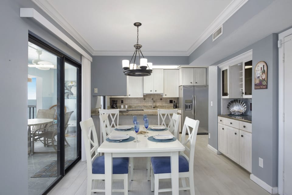 Dining area to lanai