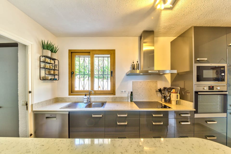 Kitchen and breakfast bar