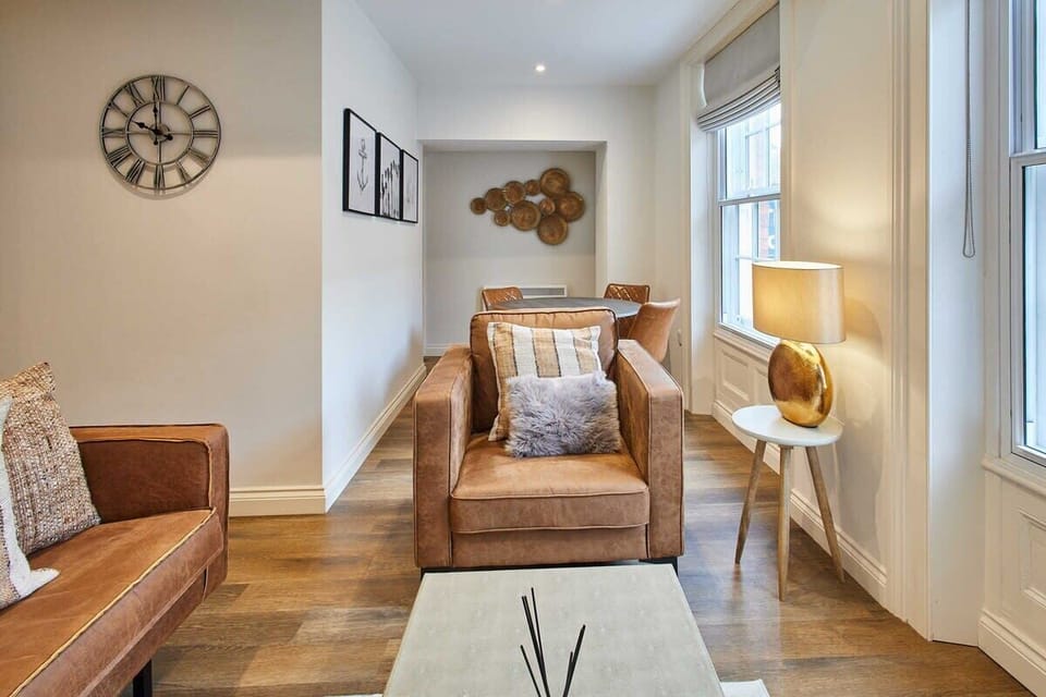 The Harbour Den, Whitby - Host & Stay