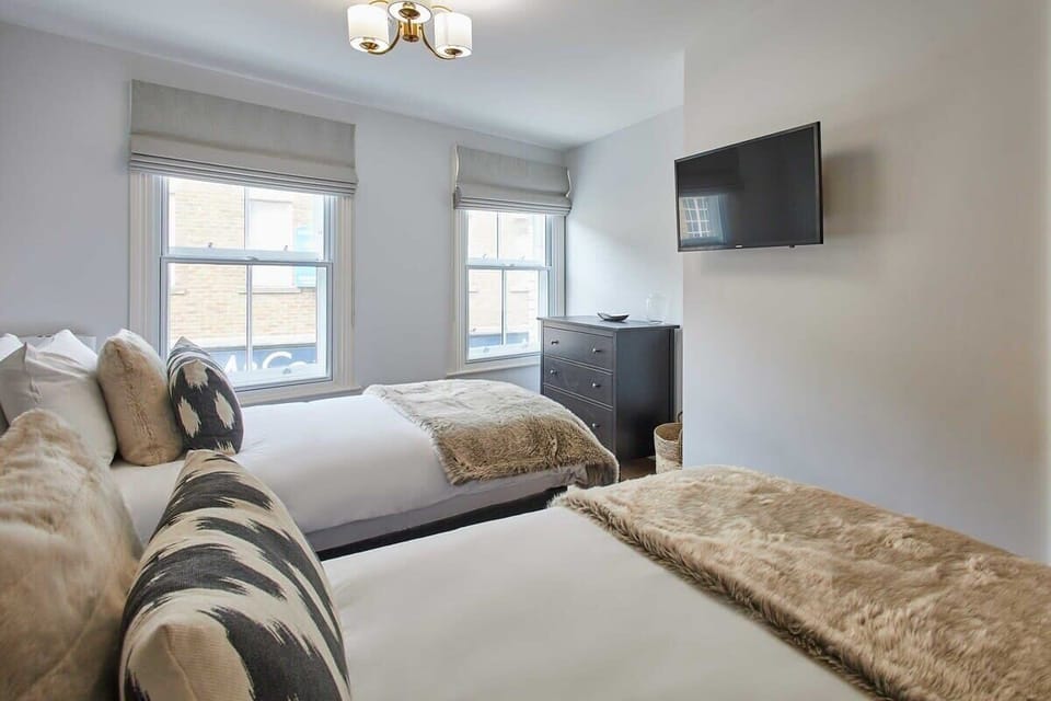 The Harbour Den, Whitby - Host & Stay