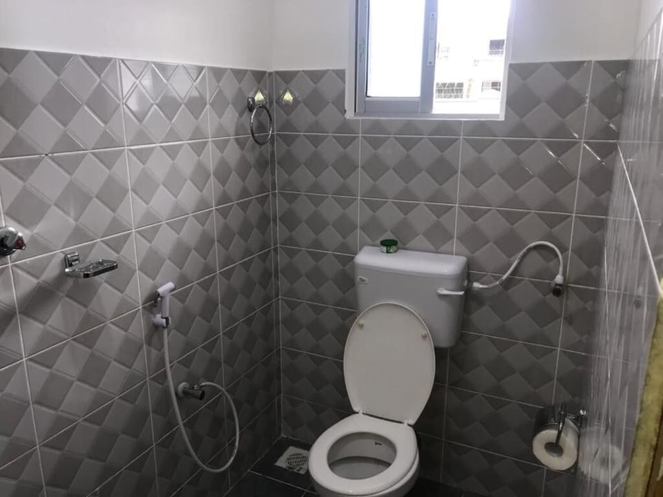 Shower, rainfall showerhead, free toiletries, slippers