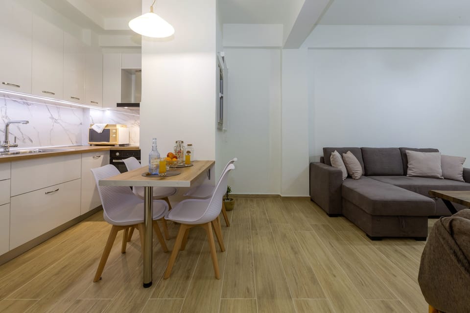 City Apartment | Private kitchen | Coffee/tea maker, electric kettle