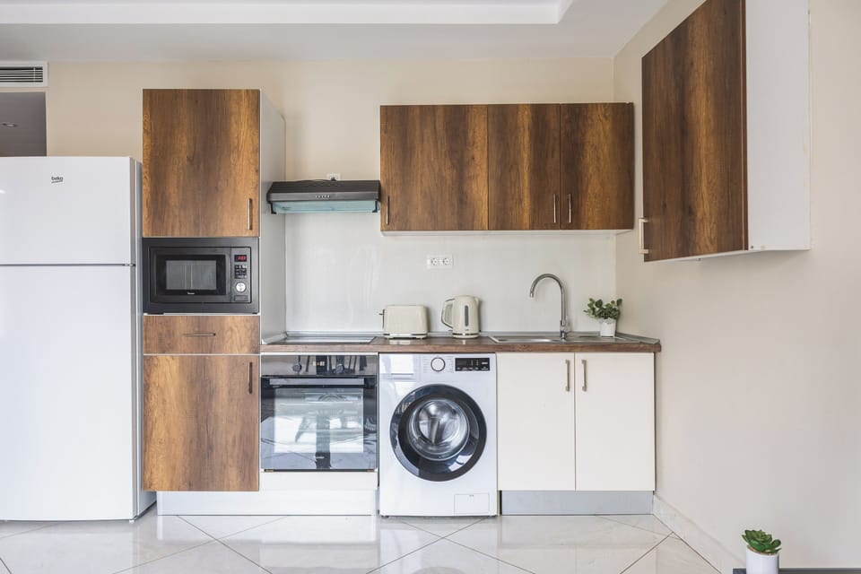 Coffee/tea maker, full-size fridge, microwave, oven
