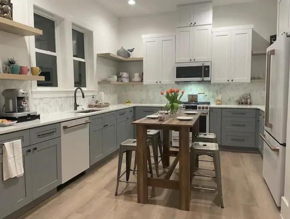 Gourmet eat in kitchen