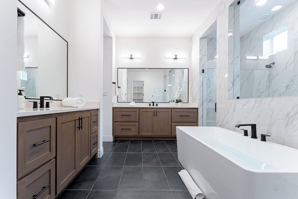 Ensuite Full Bathroom - Walker Luxury Vacation Rentals