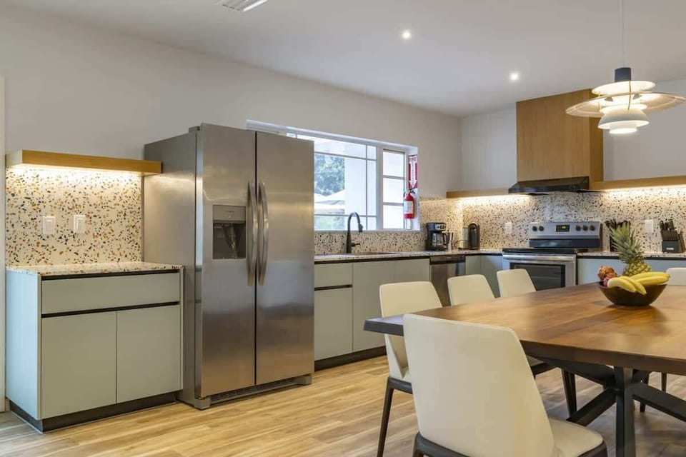 ✨ Cook in style in this beautifully designed kitchen, equipped with everything you need for your culinary adventures — whether it's a casual meal or a gourmet feast.