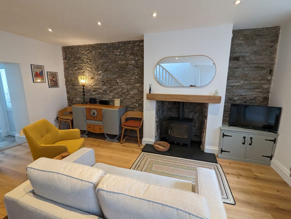 Cottage | Living area | Fireplace
