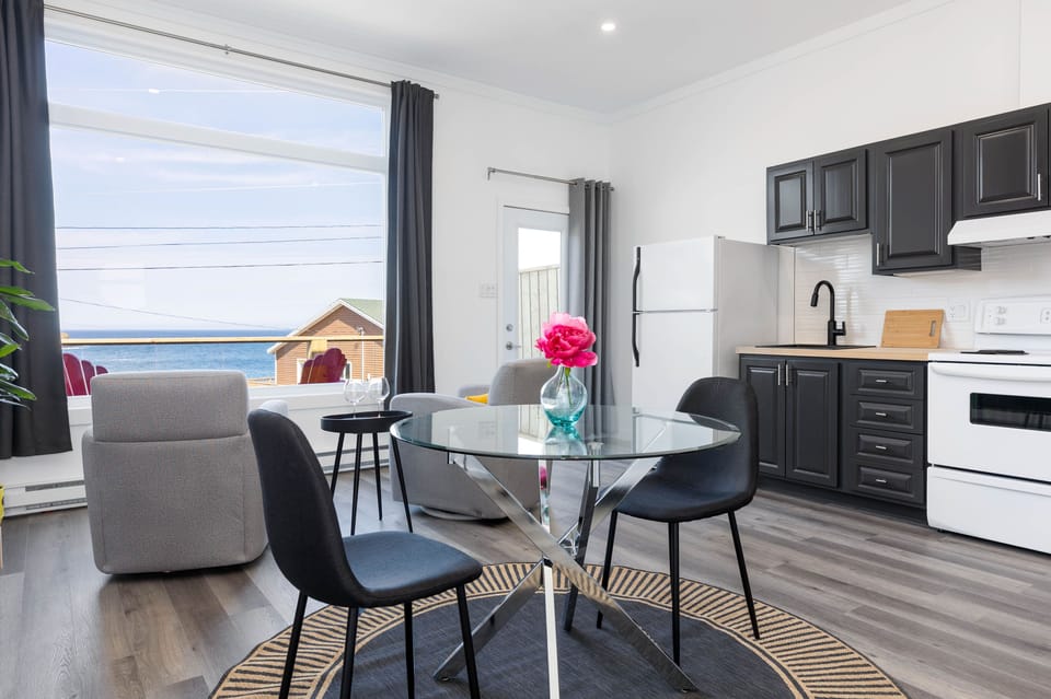 Studio Suite, Ocean View, Oceanfront | In-room dining
