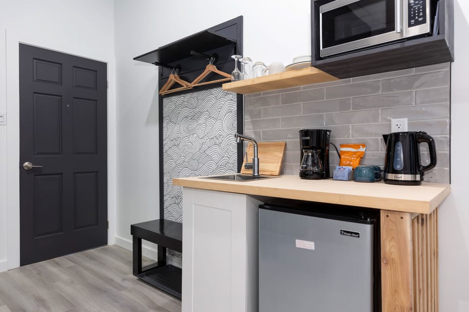Room | Private kitchenette | Mini-fridge, microwave, paper towels