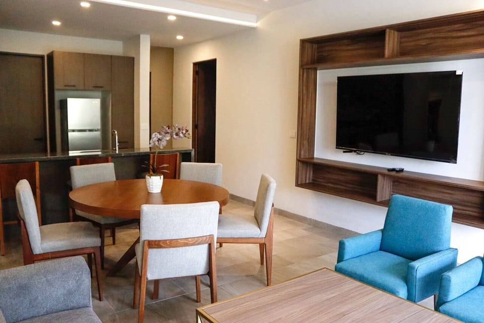 Superior Apartment, Balcony, Garden View | Dining room