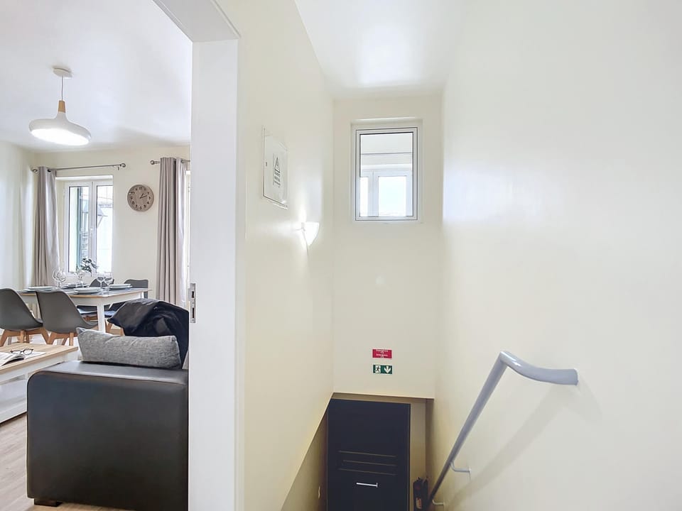 House | 1 bedroom, desk