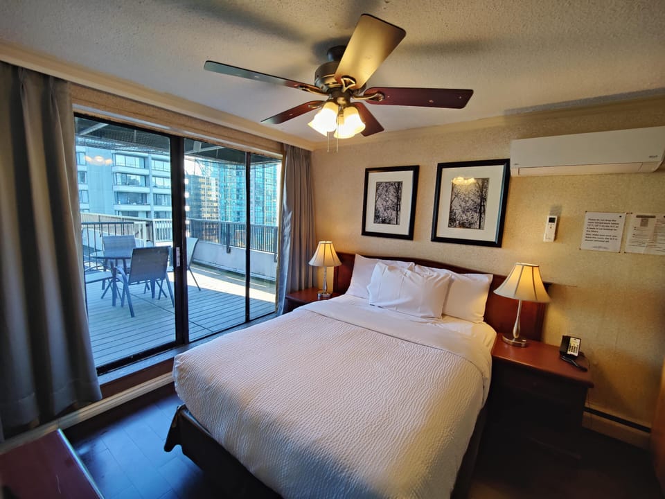 Penthouse Apartment w/ Patio, Harbour & City View image 8