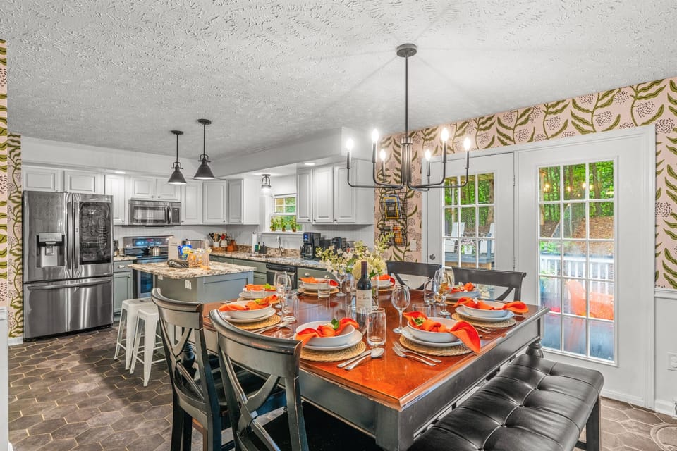 Pull up a chair at a table set for eight, pour the wine, and let the kitchen just behind you do the rest. With seating at the island too, everyone fits, and nobody eats in shifts.