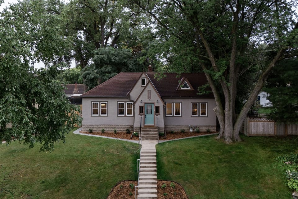 Lovely side by side duplex in perfectly location in St. Paul.