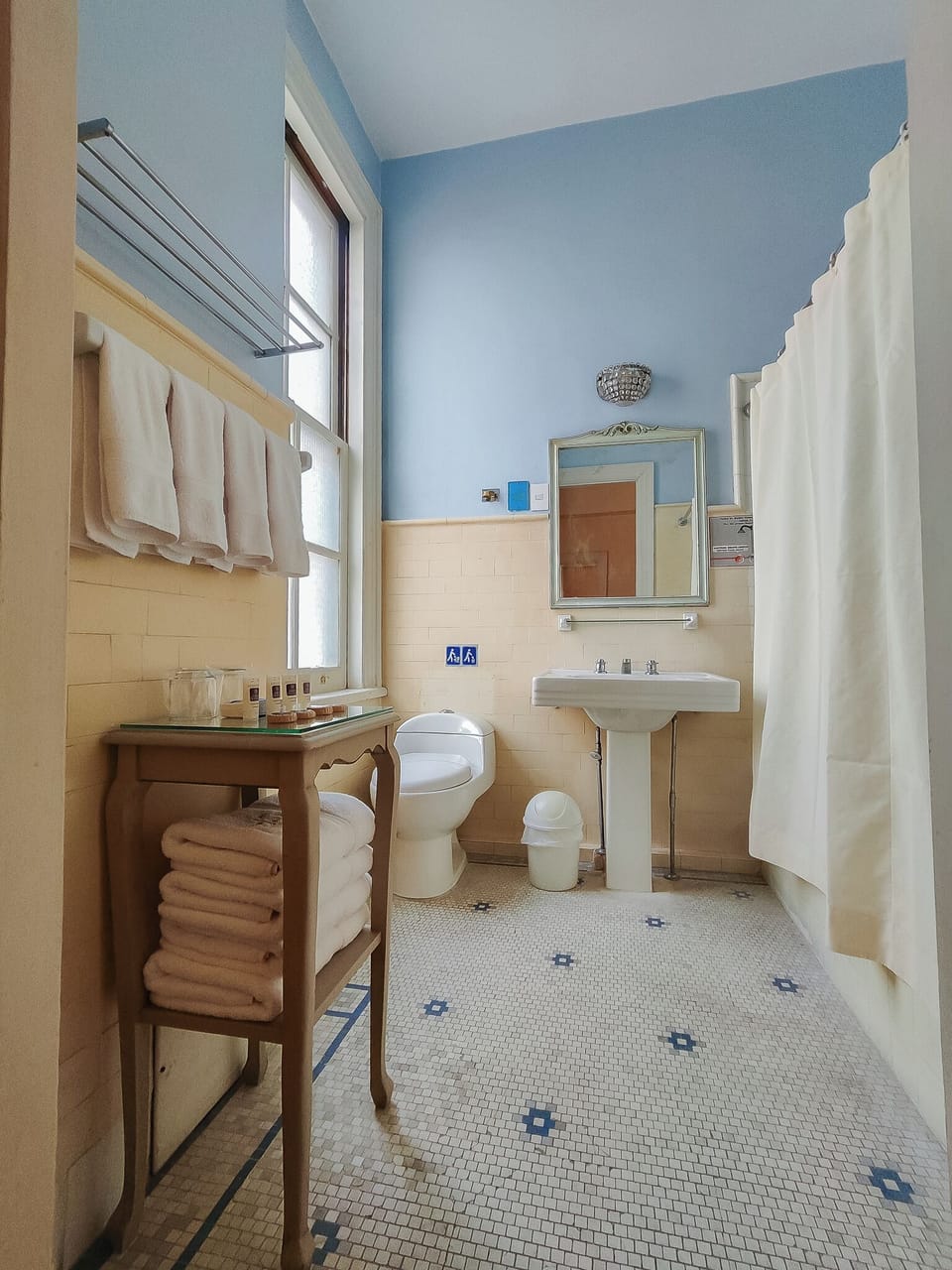 Classic Quadruple Room | Bathroom | Combined shower/tub, towels, soap, shampoo