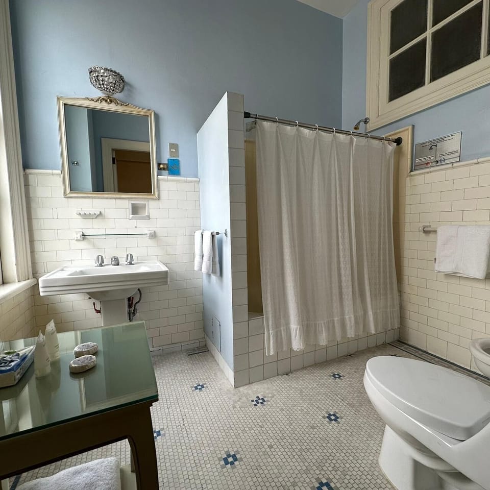 Classic Room | Bathroom | Combined shower/tub, towels, soap, shampoo