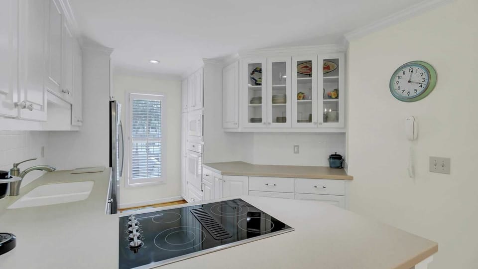 House (3 Bedrooms) | Private kitchen | Fridge, microwave, oven, stovetop