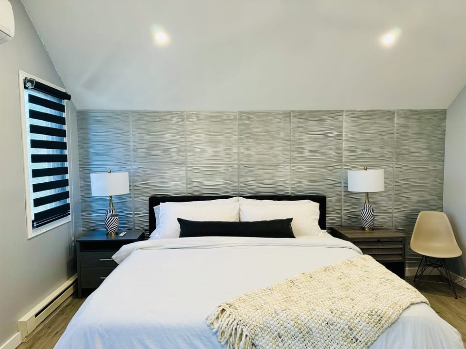 King bedroom with ensuite bathroom located on the second floor