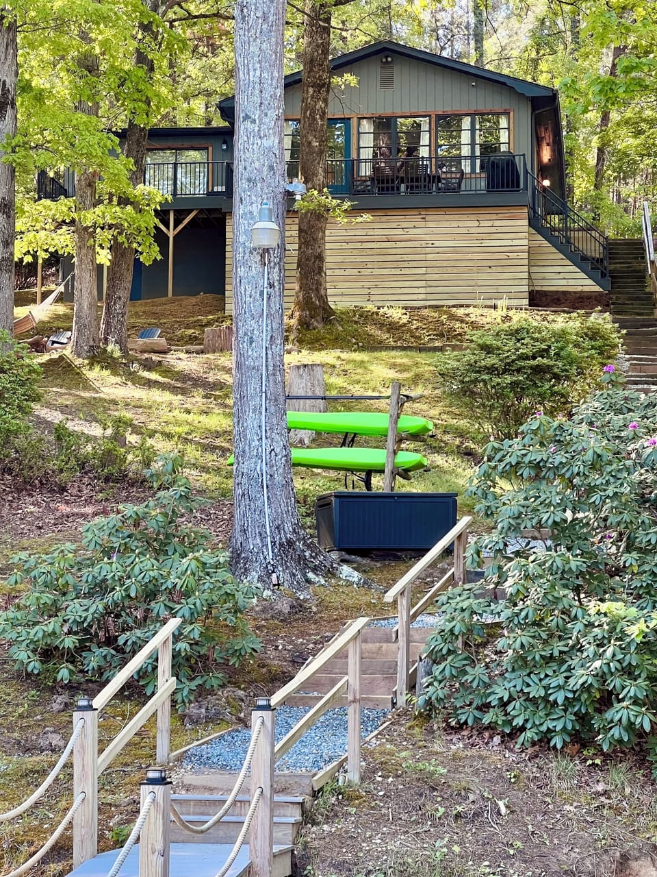 2 kayaks and 1 paddle board for guest use.