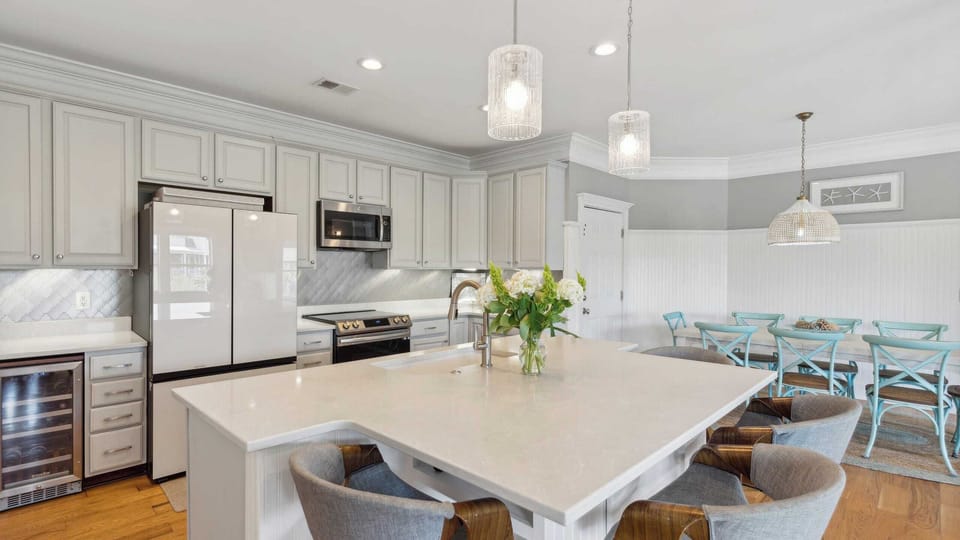 House (6 Bedrooms) | Private kitchen | Fridge, microwave, oven, stovetop