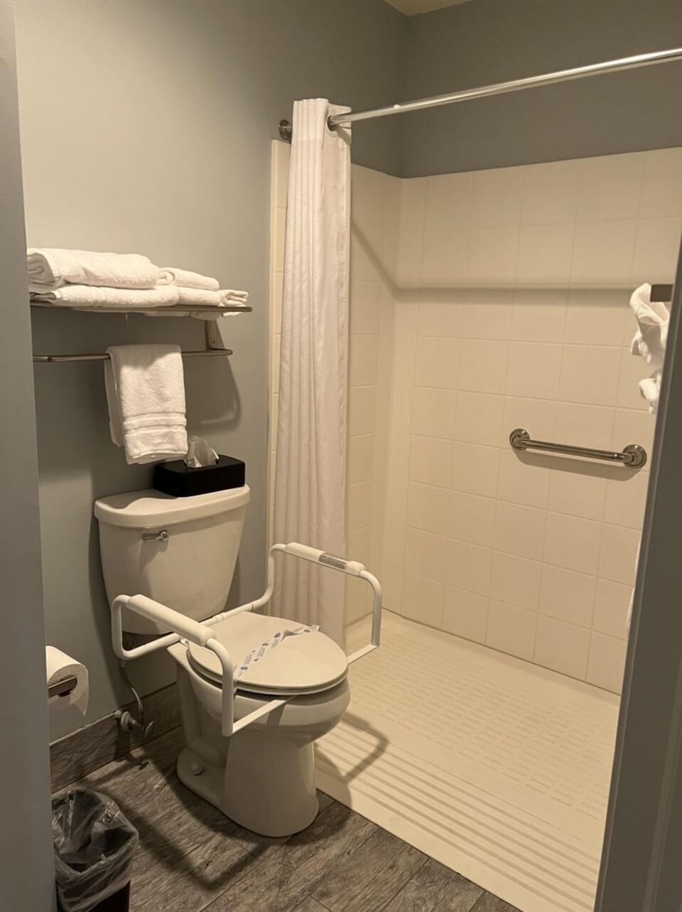 Standard Single Room, 1 Queen Bed, Accessible | Bathroom | Free toiletries, hair dryer, towels
