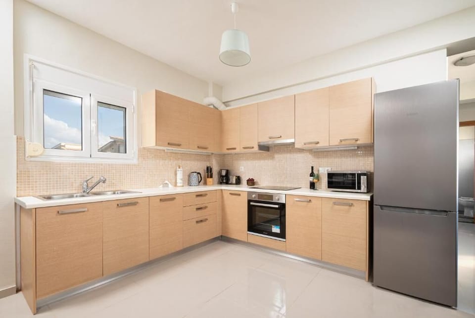 Comfort Villa | Private kitchen | Fridge, oven, stovetop, electric kettle