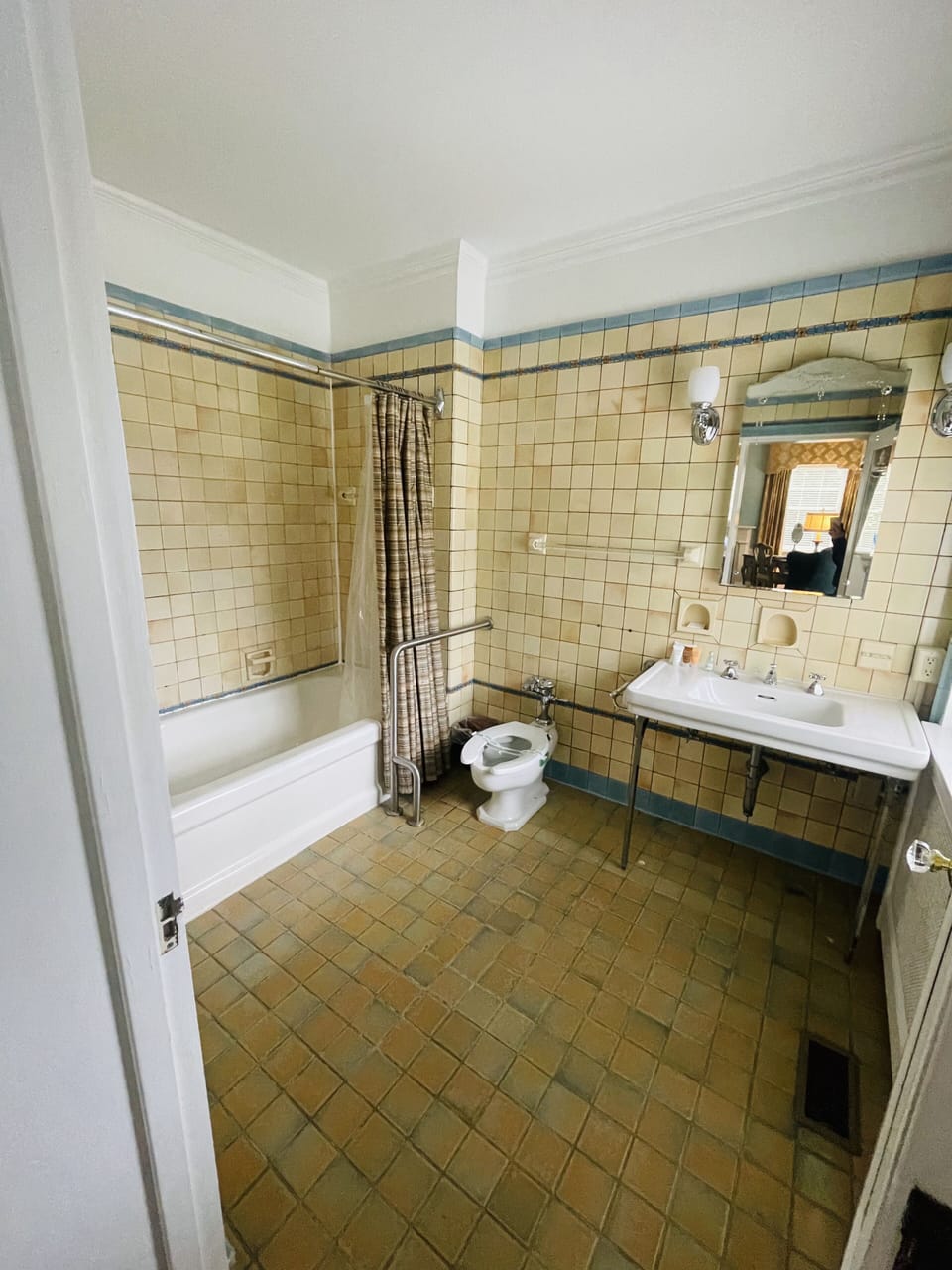 Signature Room | Bathroom | Free toiletries, hair dryer, towels, soap