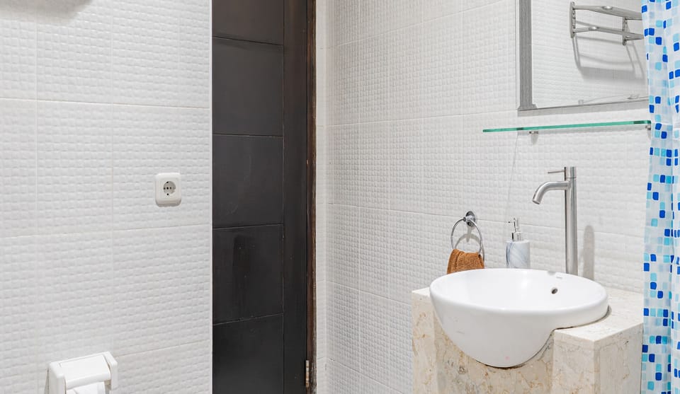 Standard Suite | Bathroom | Free toiletries, soap, shampoo