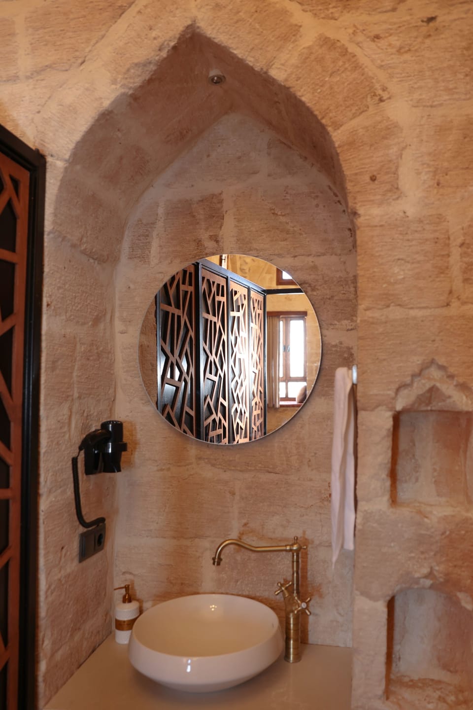 Deluxe Room | Bathroom | Shower, rainfall showerhead, hair dryer, slippers