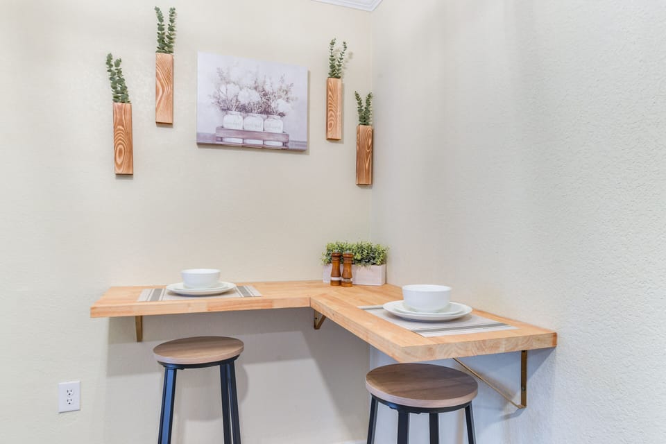 Dining Bar | Dishware/Flatware