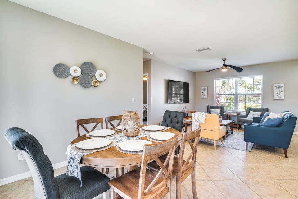 Dining Area | Dishware & Flatware Provided
