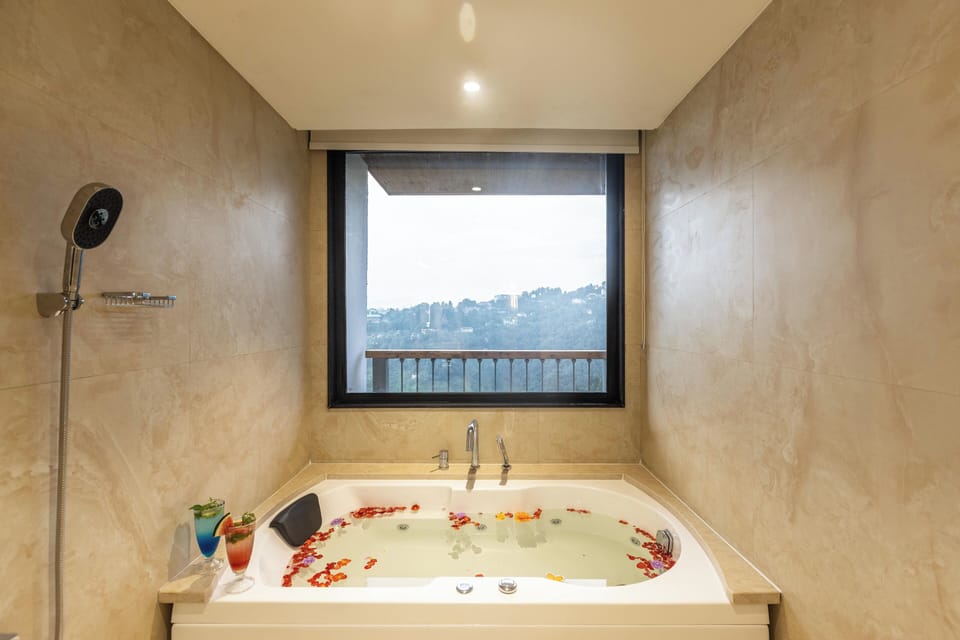 Club room with Jacuzzi | Bathroom | Shower, rainfall showerhead, free toiletries, hair dryer