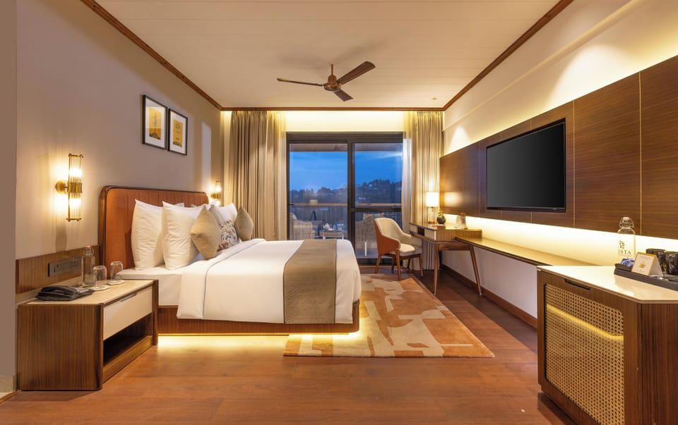 Club room with Jacuzzi | Premium bedding, Select Comfort beds, minibar, in-room safe