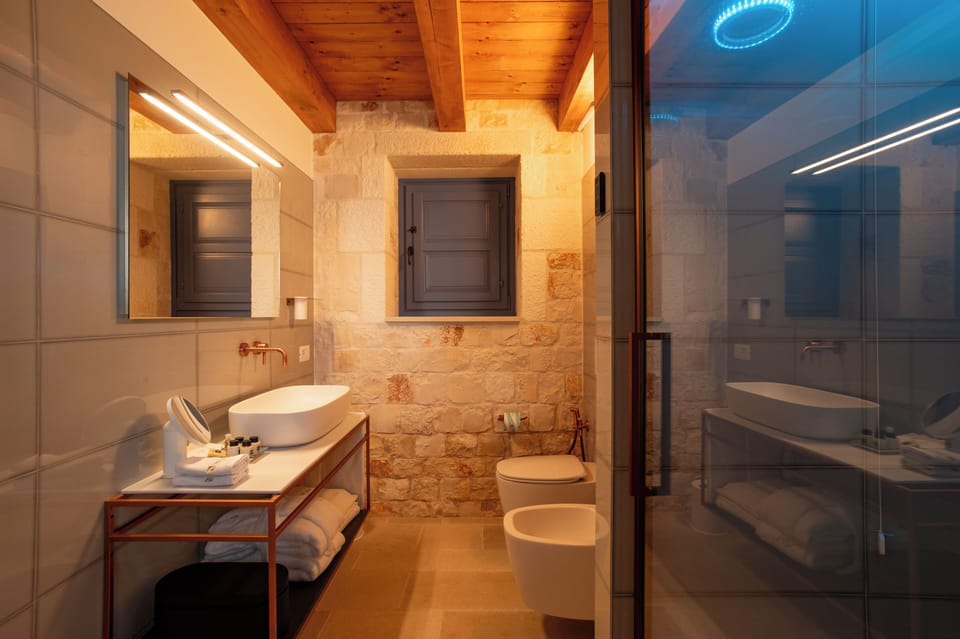 Superior Room | Bathroom | Shower, rainfall showerhead, free toiletries, hair dryer