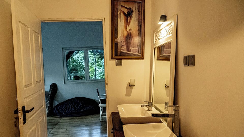 Sihina Isawwa - Tree-Top House | Bathroom | Shower, rainfall showerhead, hair dryer, bathrobes