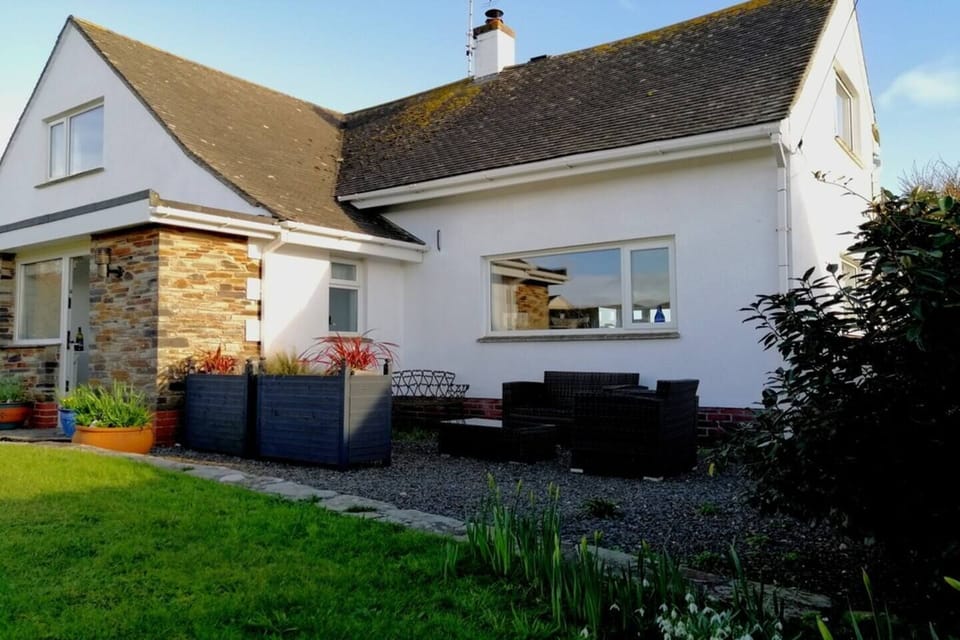 Front garden seating area