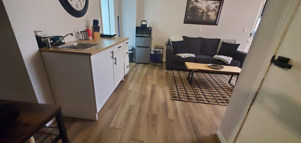 Kitchenette, with bar fridge/freezer