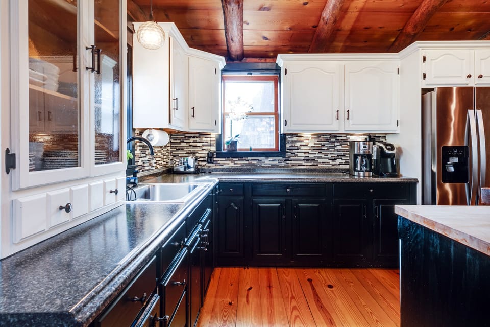 Fully Stocked Kitchen, dishwasher, gas range, microwave, outdoor BBQ.