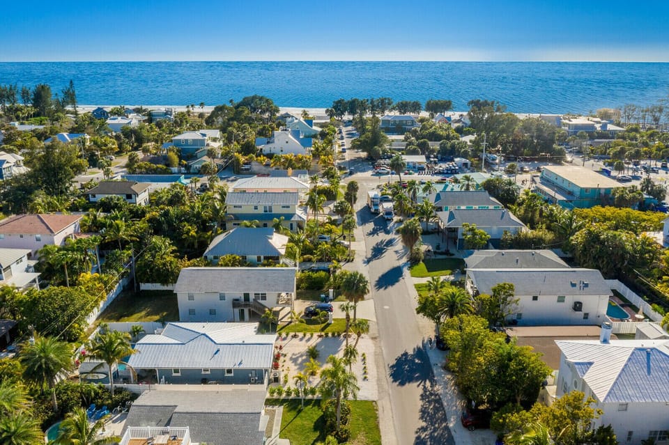 Walking distance to shops and restaurants