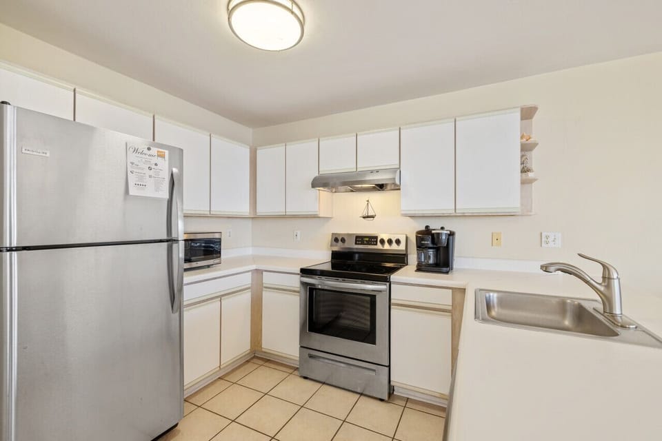 Full kitchen with lots of counter space