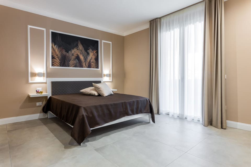 Deluxe Double Room, 1 Bedroom, Ensuite, Garden View | Hypo-allergenic bedding, minibar, in-room safe, individually decorated